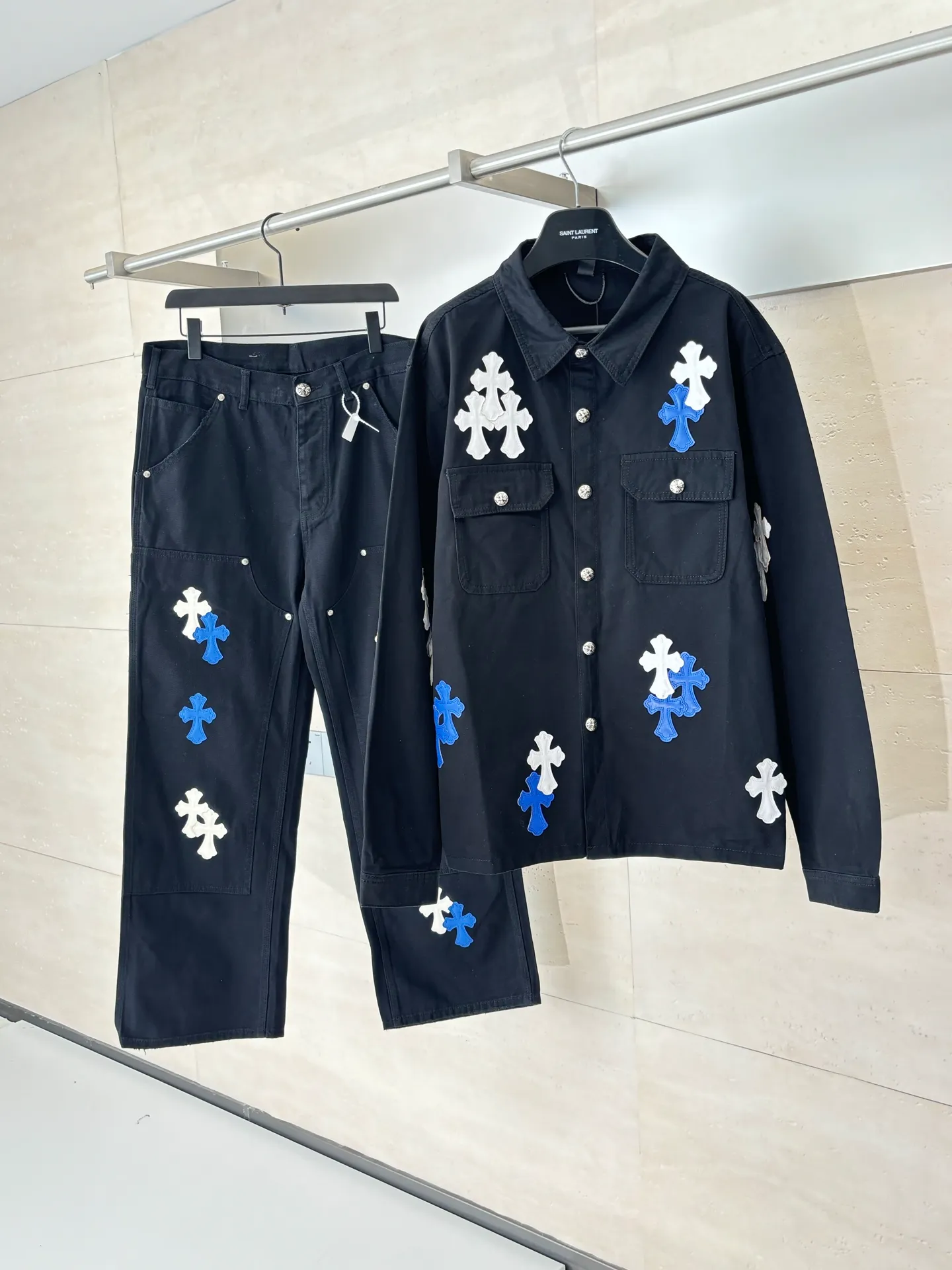 P590 Chrome Heart*/Chrome Heart CH leather workwear denim jacket, originally purchased for HK26,680, is a new series developed over the past 25 years. It is made of high-ounce twill denim fabric (the color is exclusive blackish blue, distinguishing it from pure black on the market), and the two-color cross is made of artificial leather (all individually dyed, with the same texture and no color difference). The stitch length, thread color, and wiring of the car are exactly the same. The inner leather is made of first-layer calfskin, with regular cross stitching, special machine sewing and edge stitching, 925 silver electroplated hardware, and consistent oxidation and distressing effects.  Size：S/M/L